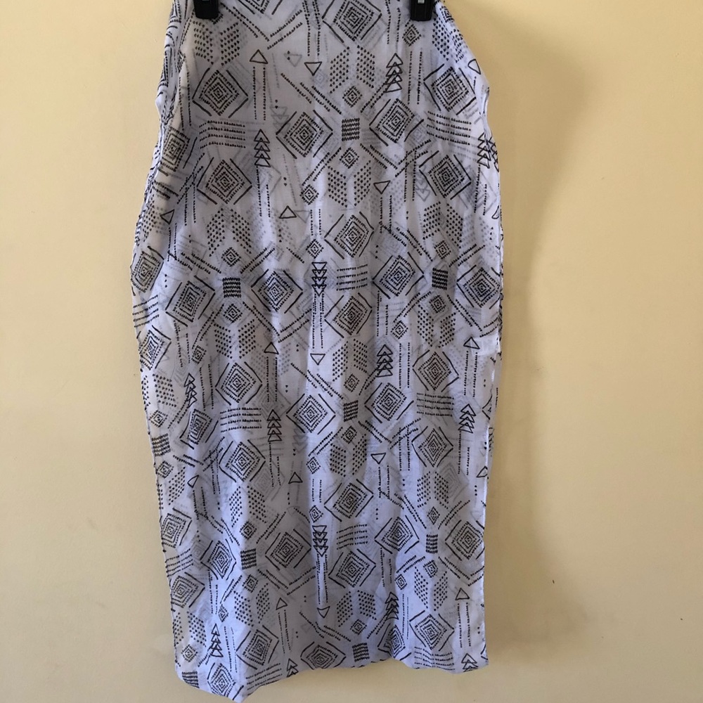 Geometric thin black and white infinity scarf